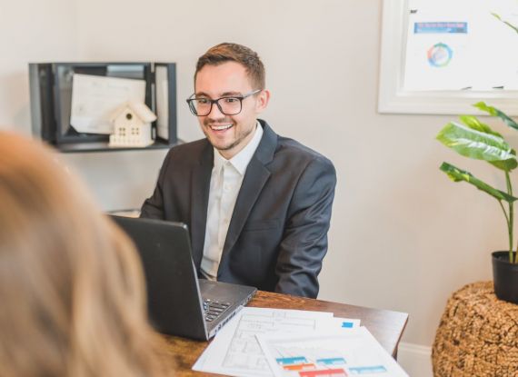 Jak si vybrat makléře pro prodej bytu